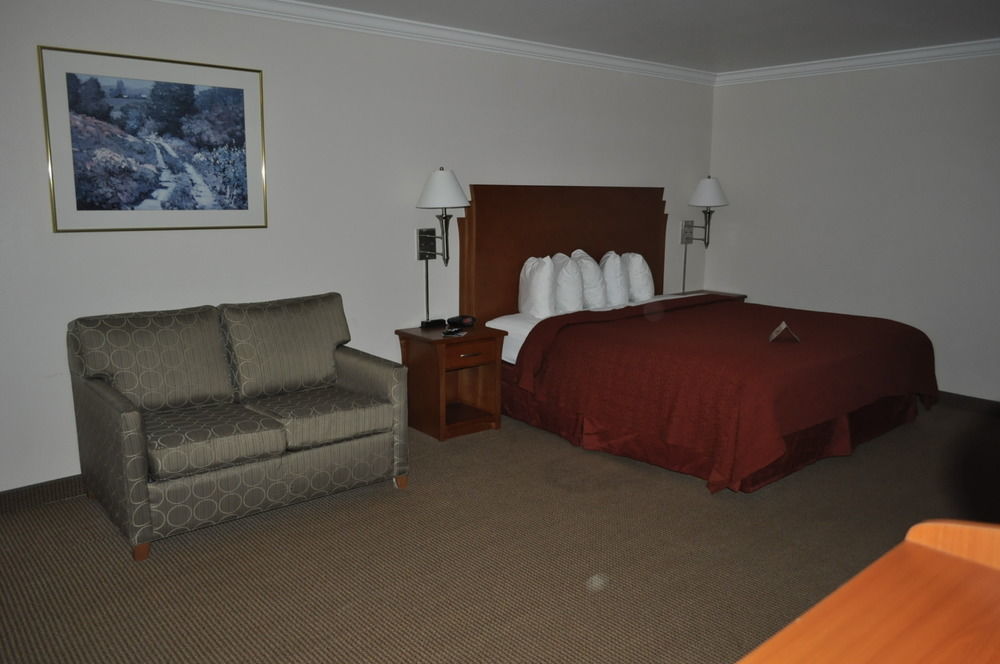 Quality Inn & Suites Salina Buitenkant foto