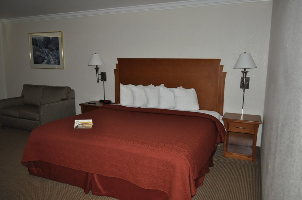 Quality Inn & Suites Salina Buitenkant foto